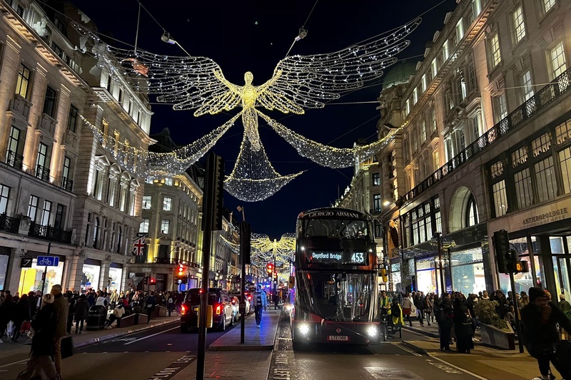 London Oxford Circus 聖誕燈飾下的巴士 (10).jpg