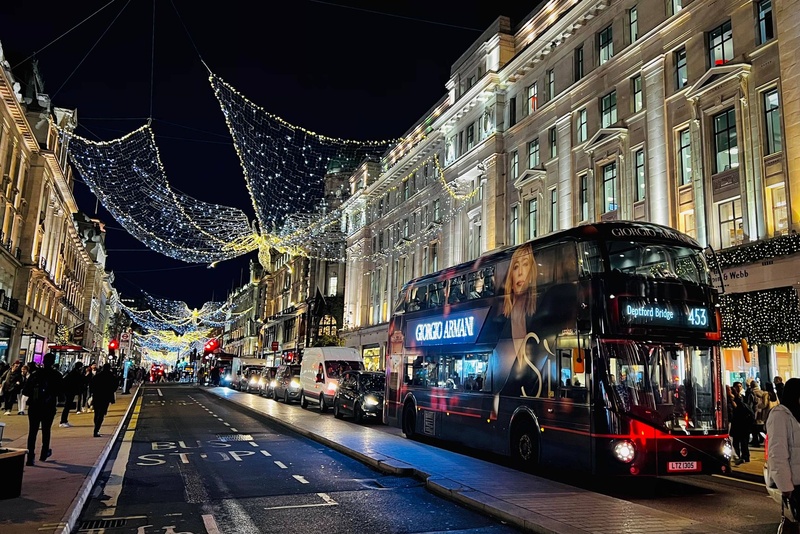 London Oxford Circus 聖誕燈飾下的巴士 (12).jpg