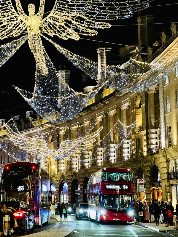 London Oxford Circus 聖誕燈飾下的巴士 (13).jpg