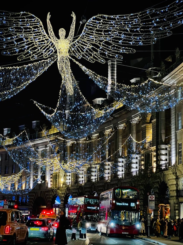 London Oxford Circus 聖誕燈飾下的巴士 (11).jpg