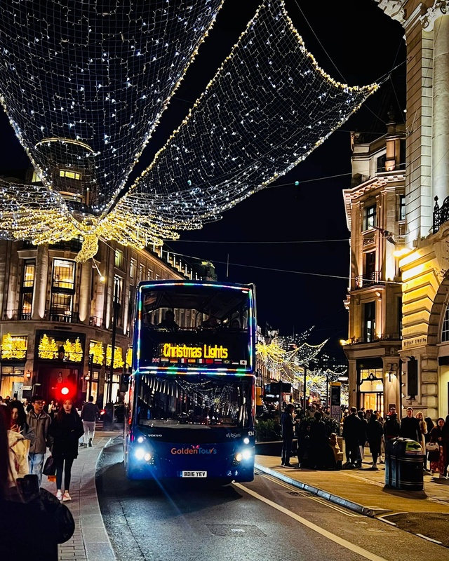 London Oxford Circus 聖誕燈飾下的巴士 (14).jpg