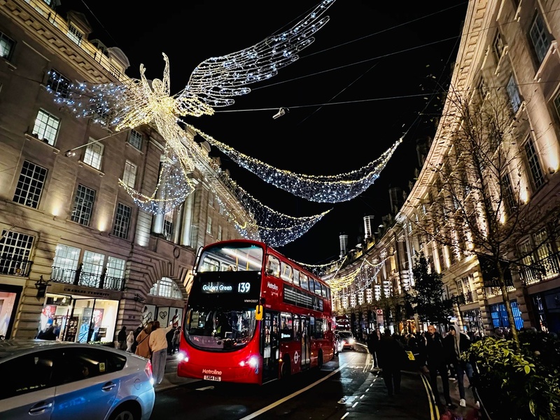 London Oxford Circus 聖誕燈飾下的巴士 (15).jpg
