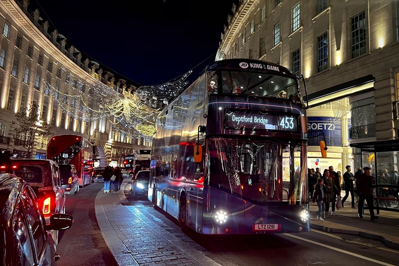 London Oxford Circus 聖誕燈飾下的巴士 (17).jpg