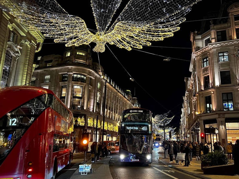 London Oxford Circus 聖誕燈飾下的巴士 (16).jpg
