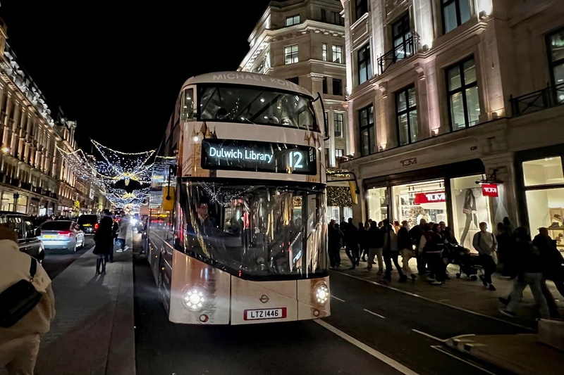 London Oxford Circus 聖誕燈飾下的巴士 (18).jpg