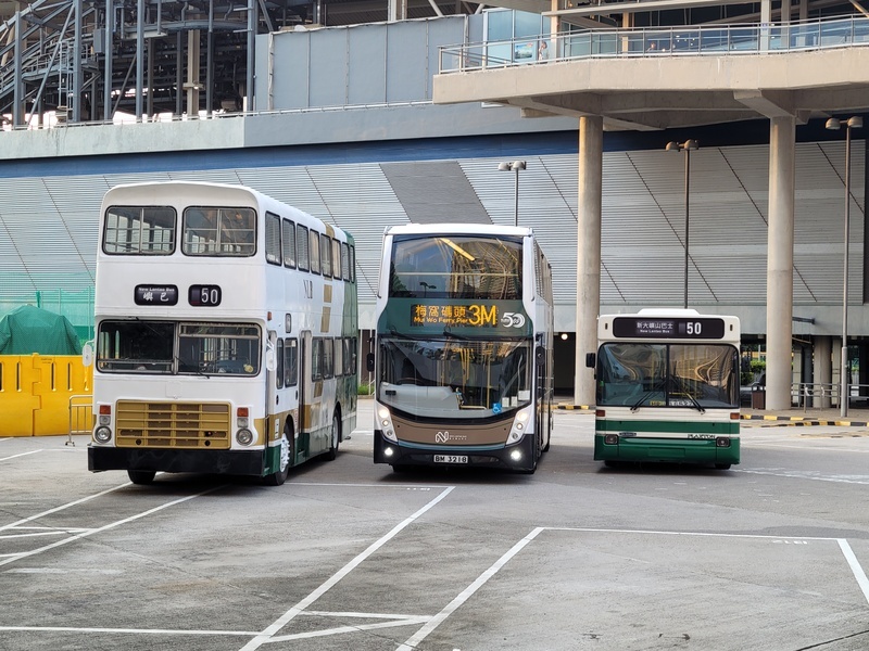 工作人員之後把三車拉埋一齊