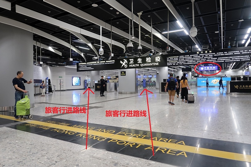 西九龙站口岸“中国边检”牌匾较隐蔽，且不在多数旅客的行进路线上