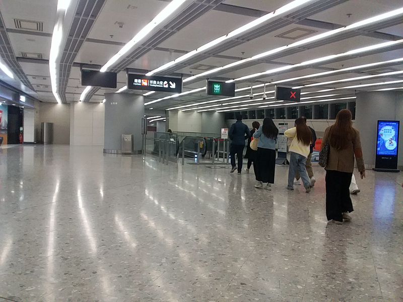 假設有人搭飛機轉機場快線去到九龍站，可以用C1出口入「圓方商場」，商場轉右行到尾過橋去高鐵站M入口，之  ...