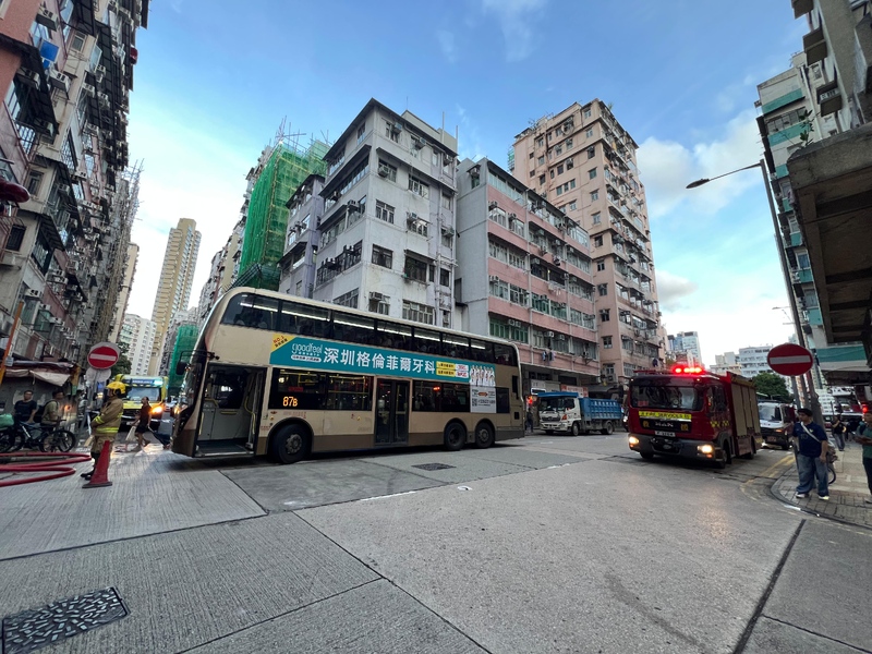 被消防車「包圍」的87B (4).jpeg