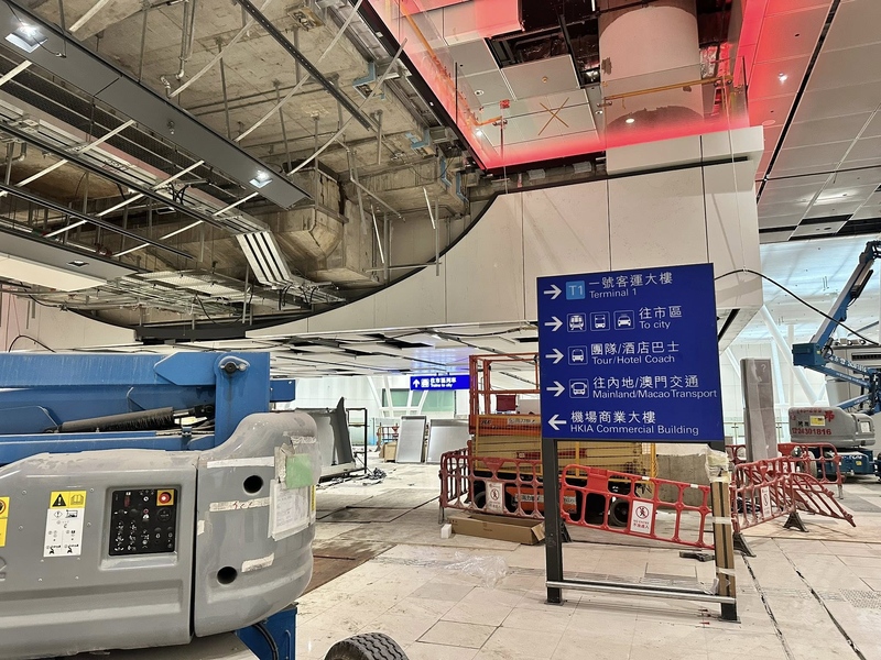 抵港大堂（左邊通道往機場站市區方向月台）