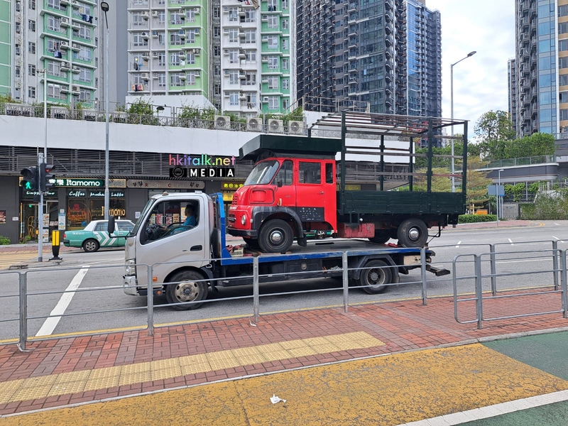 利蘭獅子頭貨車乘坐平板拖車.jpeg