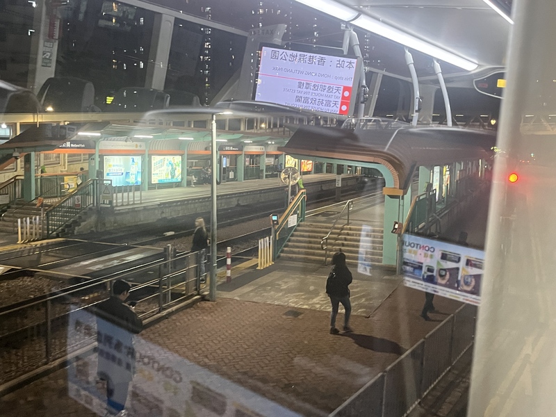 9M得一個人過馬路