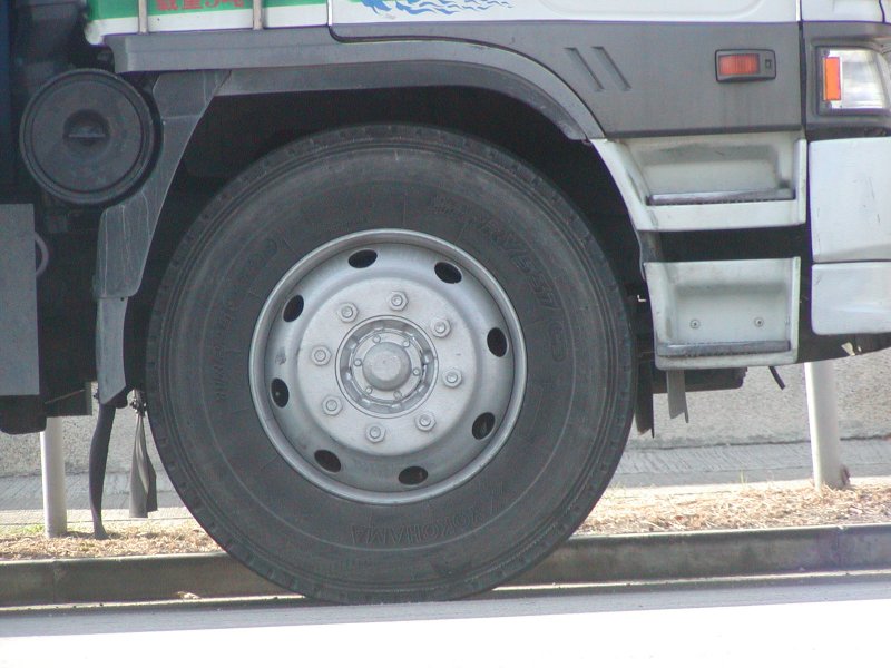 big_bus_locking_wheels_1.jpg