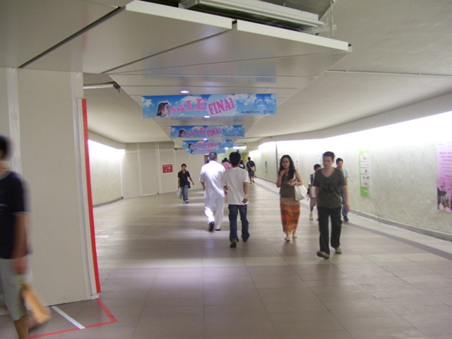 新世界中心一號行人隧道(01).JPG
