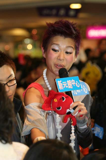 胡杏兒與觀眾握手.jpg
