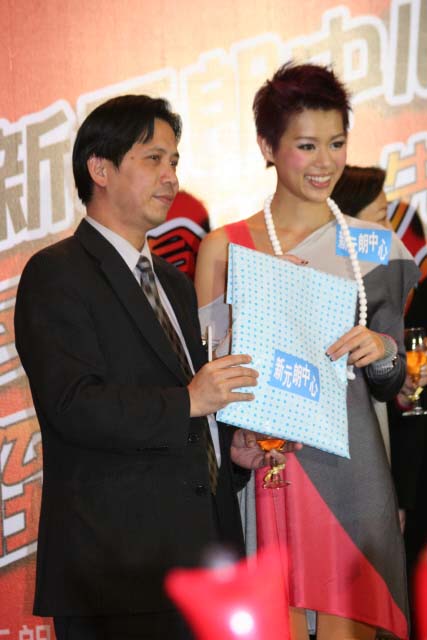 主辦單位頒禮品俾胡杏兒.jpg