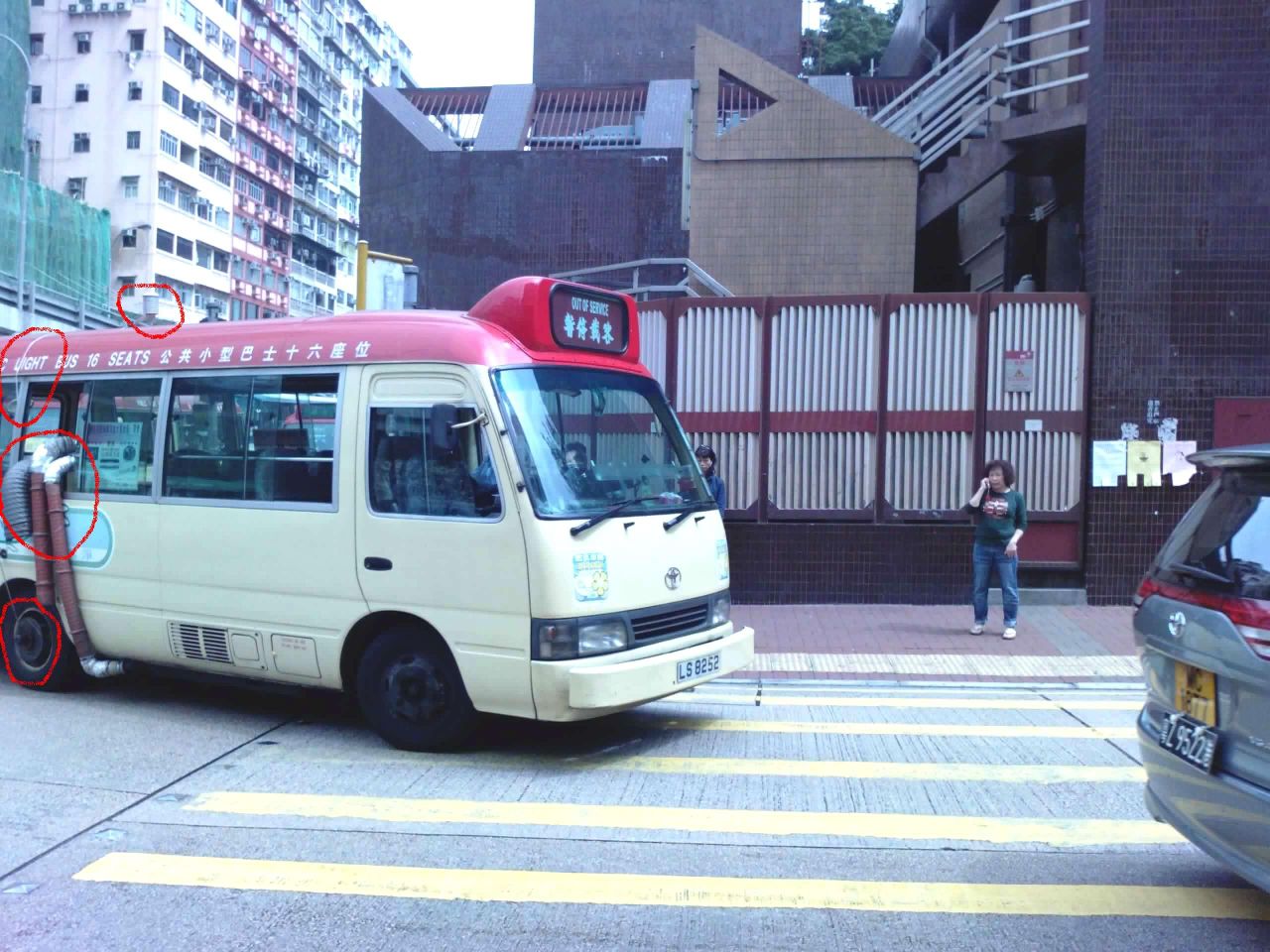 Red Minibus Testing Feb 27 09 Circled 200k.jpg