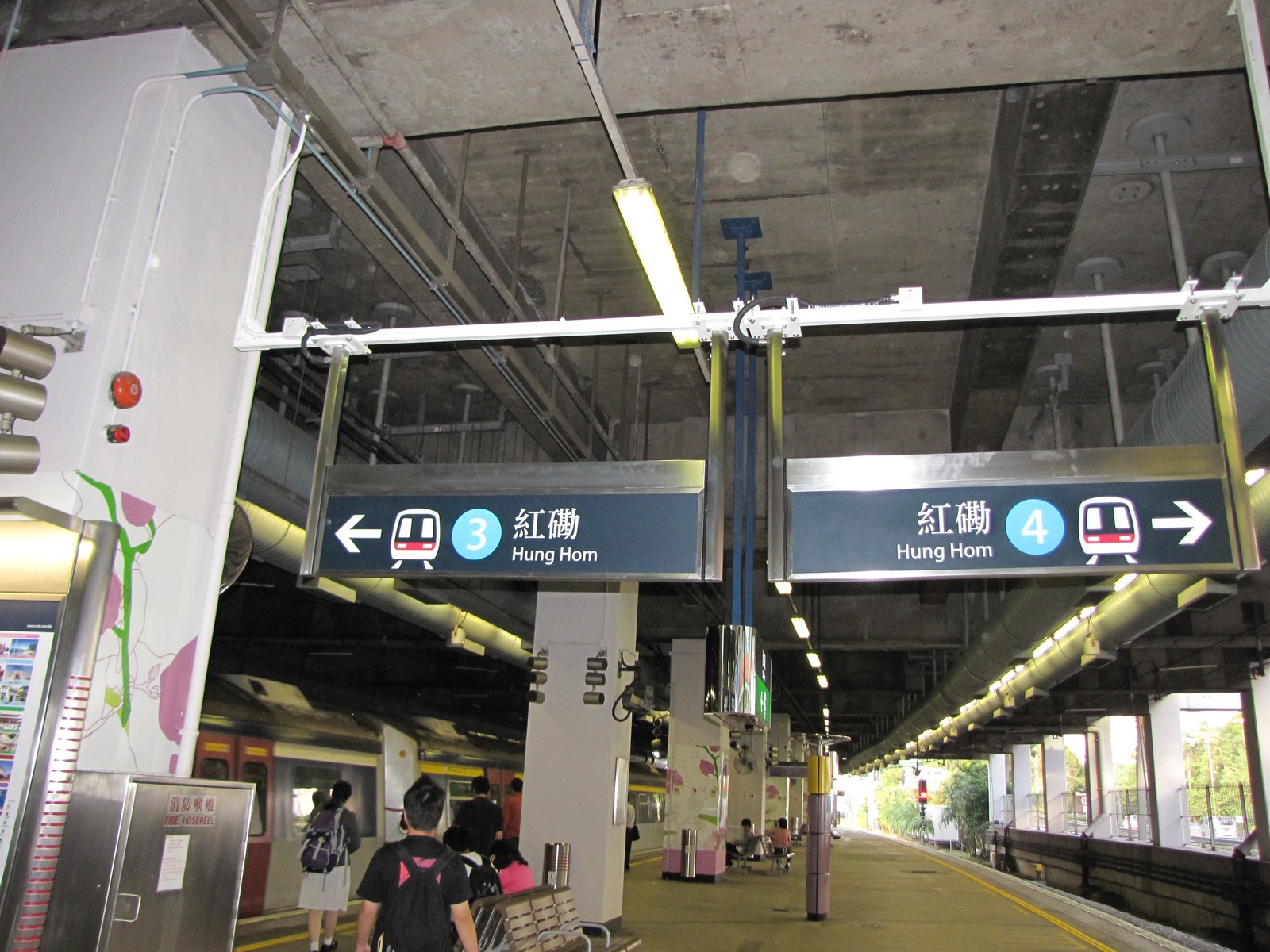 沙田站東涌線燈箱.jpg