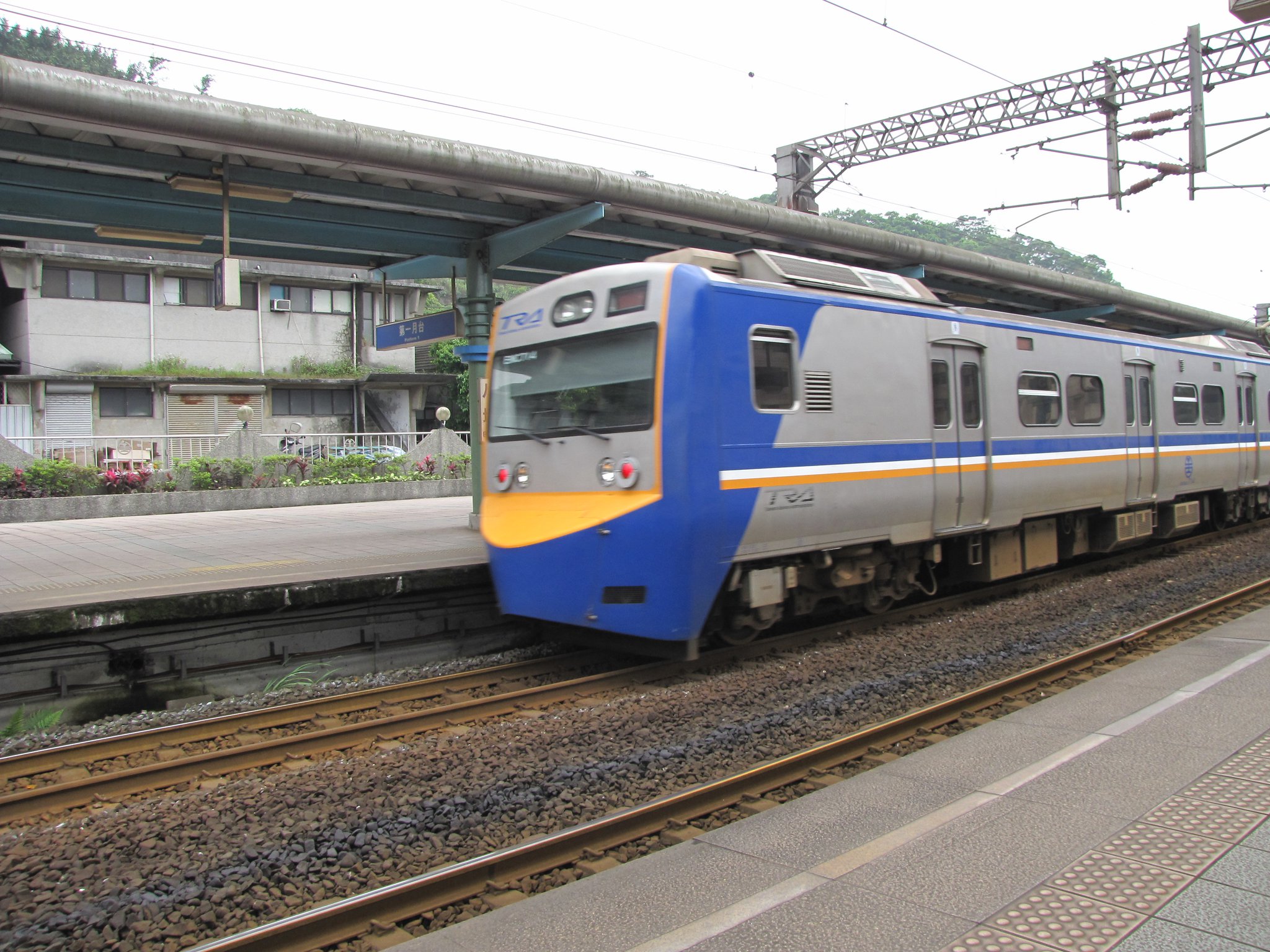 八堵站-區間車.jpg