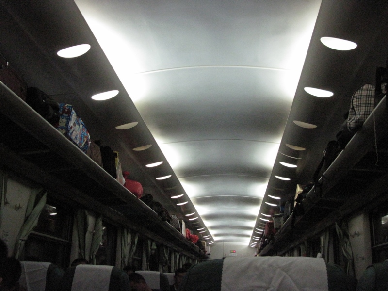 T3 - 從行李架可以看到全車廂滿座.jpg