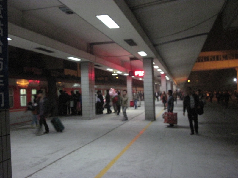 T3 - 佛山站K408次乘客等了兩個鐘終於上到車.jpg