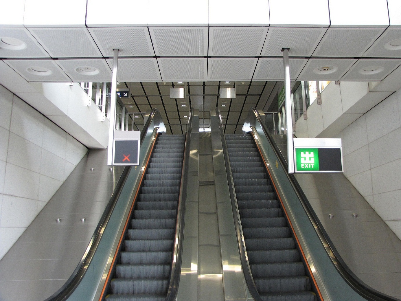 香港站新與舊扶手電梯指示燈箱.jpg