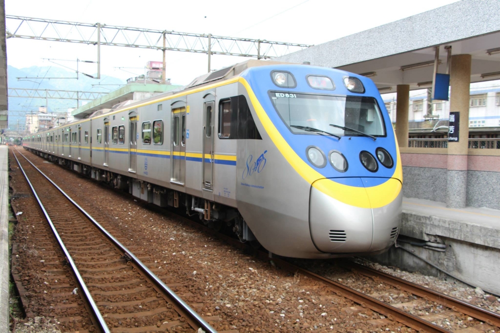 台鐵EMU800型電聯車 (2).jpg