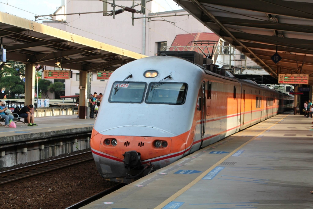 台鐵E1000型推拉式電車.jpg